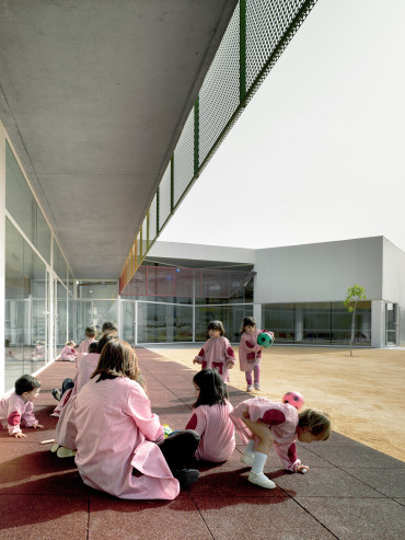 Escuela infantil y guardería entre palmeras <br/> Nursery school and kindergarten Palm trees