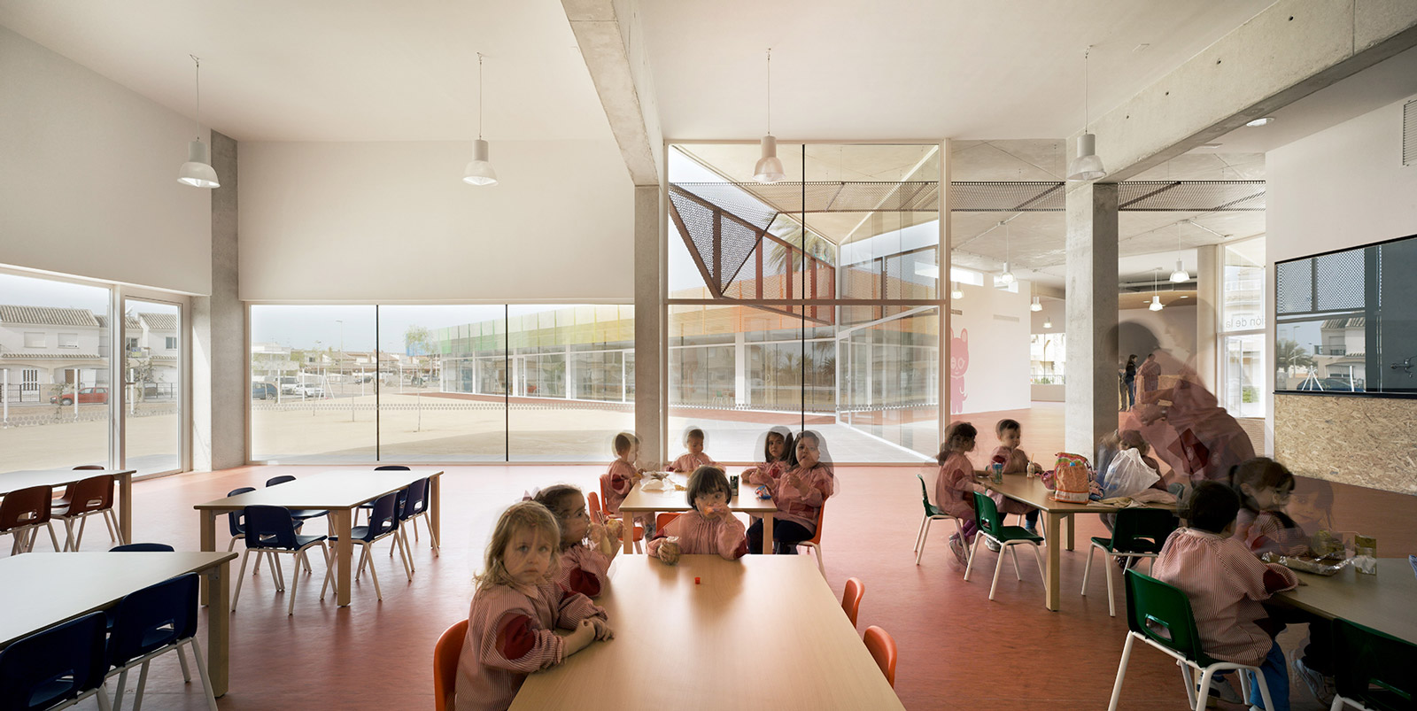 Escuela infantil y guardería entre palmeras  Nursery school and kindergarten Palm trees